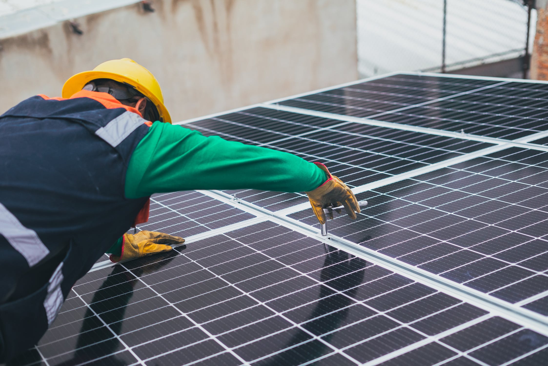 Instalación de paneles solares. Foto: Pexels