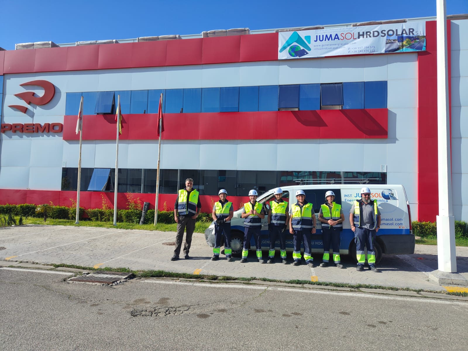 Parte del equipo de instalación de la planta creada por Jumasól en Tánger