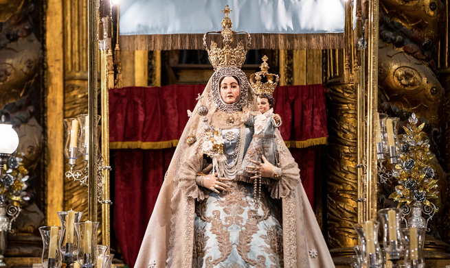 La Virgen de Araceli en la iglesia de la Madre de Dios, de RR. PP. Franciscanos, ataviada ya para su tercer traslado procesional La Virgen de Araceli en la iglesia de la Madre de Dios, de RR. PP. Franciscanos, ataviada ya para su tercer traslado procesional