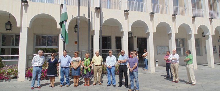  Lucena honra a las víctimas de Santiago con dos minutos de silencio y banderas a media asta 