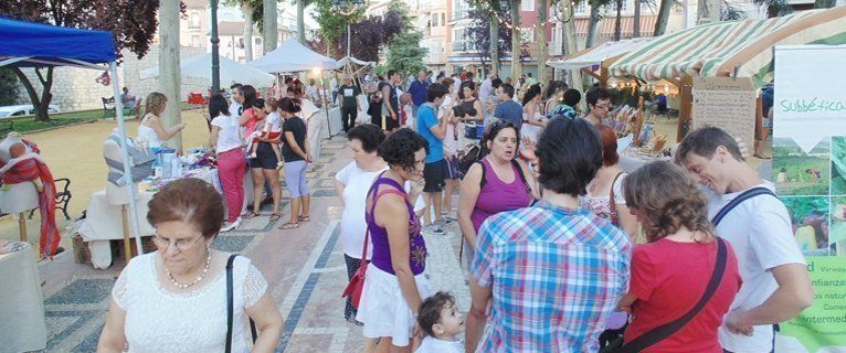  El Coso concentra un mercado artesano y ecológico de la Subbética (fotos) 