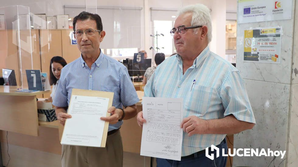  Antonio Muñoz y Antonio Navas durante la entrega de las firmas en el Ayuntamiento de Lucena 