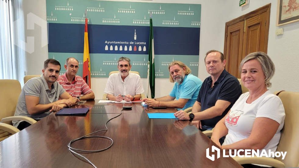  Un momento de la reunión de Miguel Villa con algunos de los trabajadores de Transportes Sanitarios del Sur de Córdoba 