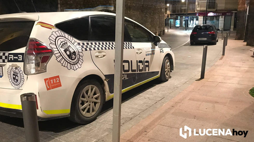  Un vehículo de la policía local en una calle del centro de la ciudad 