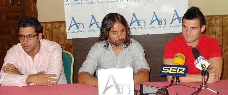  El Lucena contrata al mediocentro ofensivo Fran y presenta a Álex 