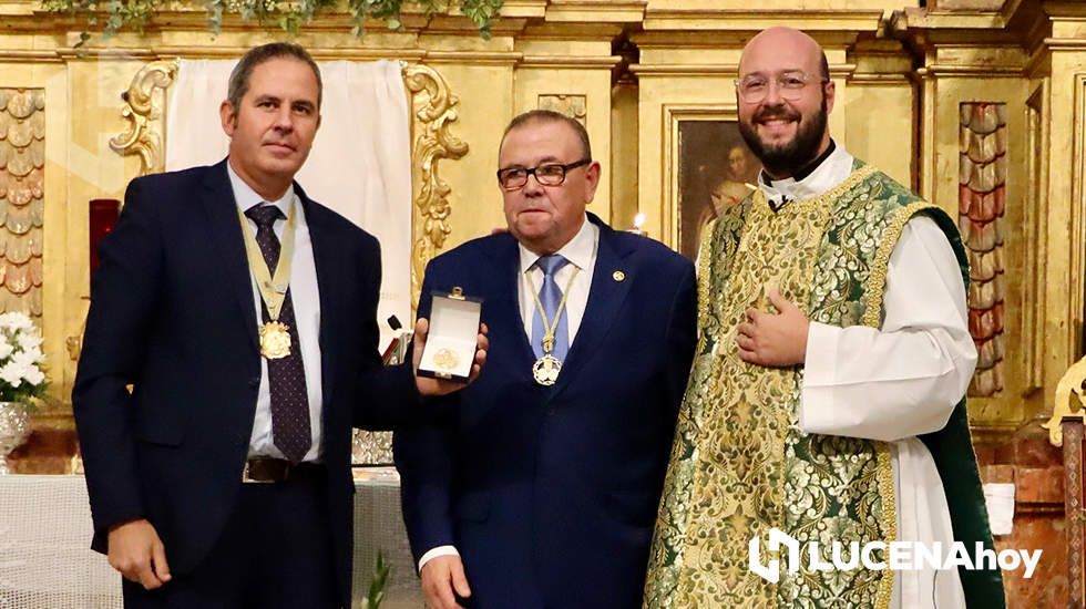  Momento de la entrega de la Medalla de Oro de la Agrupación de Cofradías al presidente de la Hermandad del Rocío de Lucena, Juan Luna 