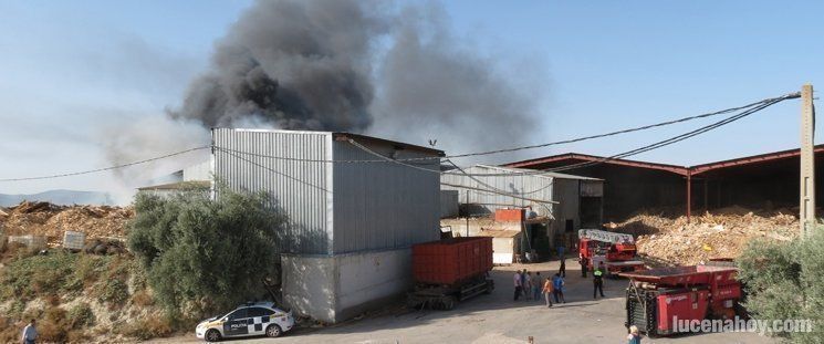  25 bomberos logran extinguir el incendio en Reciclados Lucena tras 10 horas (fotos y vídeo) 