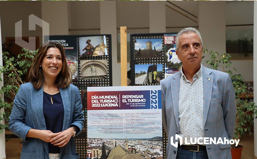  Teresa Alonso y Juan Pérez durante la inauguración de la exposición "Etapas del Camino Mozárabe de Santiago" 