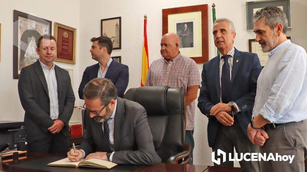  Adolfo Molina firma en el libro de honor del Ayuntamiento de Lucena 