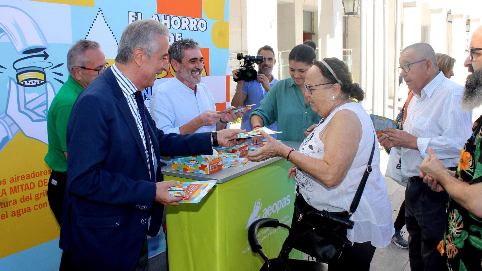  Reparto de aireadores a la población en la Plaza Nueva 