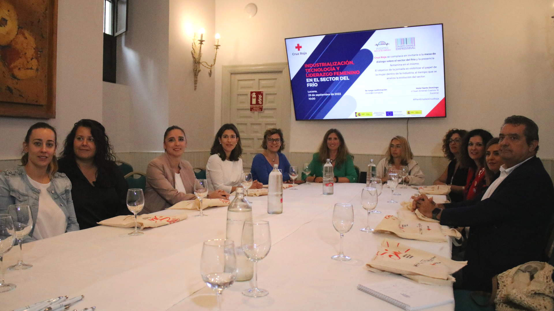  Algunos de los asistentes a la mesa de diálogo organizada por Cruz Roja en Lucena 