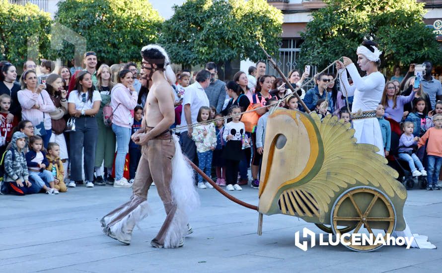 GALERÍA: El pasacalles 'Dioses y monstruos' ha abierto este viernes la XXV Semana del Teatro de Lucena