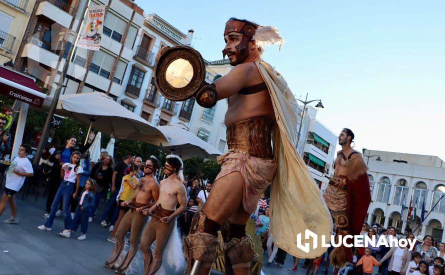 GALERÍA: El pasacalles 'Dioses y monstruos' ha abierto este viernes la XXV Semana del Teatro de Lucena