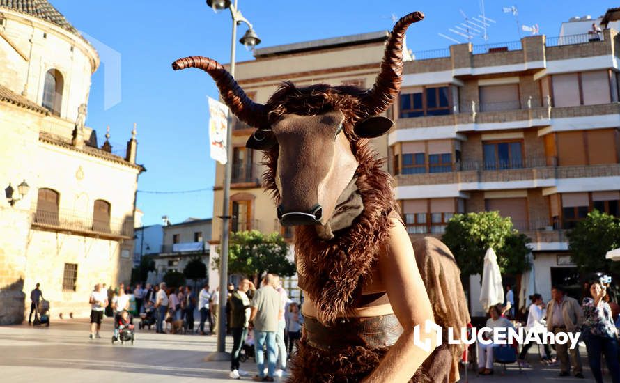 GALERÍA: El pasacalles 'Dioses y monstruos' ha abierto este viernes la XXV Semana del Teatro de Lucena