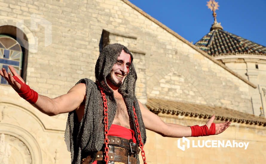 GALERÍA: El pasacalles 'Dioses y monstruos' ha abierto este viernes la XXV Semana del Teatro de Lucena