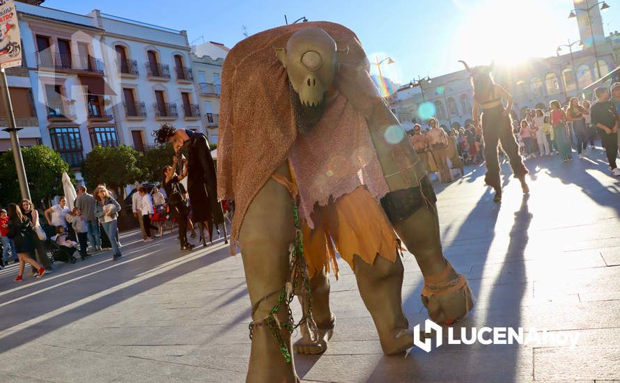 GALERÍA: El pasacalles 'Dioses y monstruos' ha abierto este viernes la XXV Semana del Teatro de Lucena