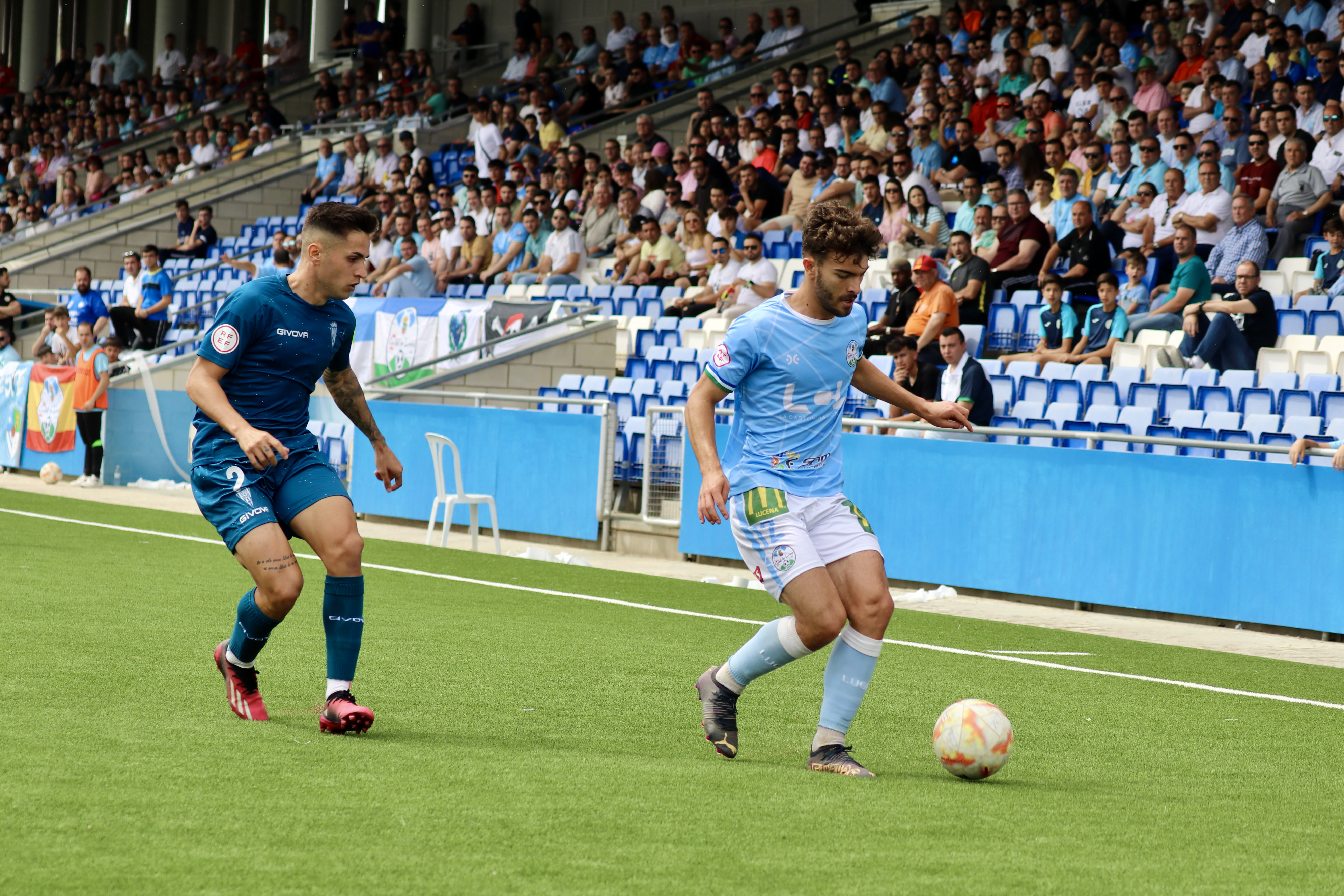 Una jugada del partido entre CD Ciudad de Lucena Y Córdoba CF B