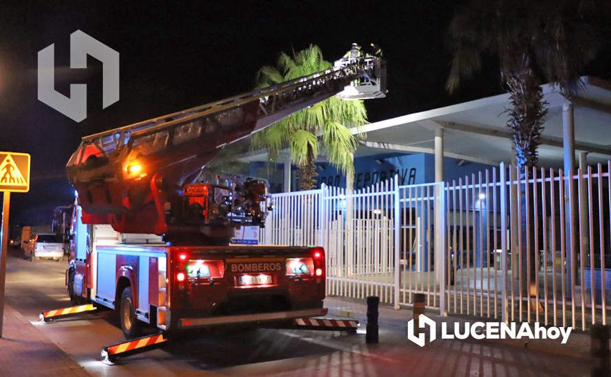  Los bomberos acceden a la cubierta del edificio con una autoescala. 