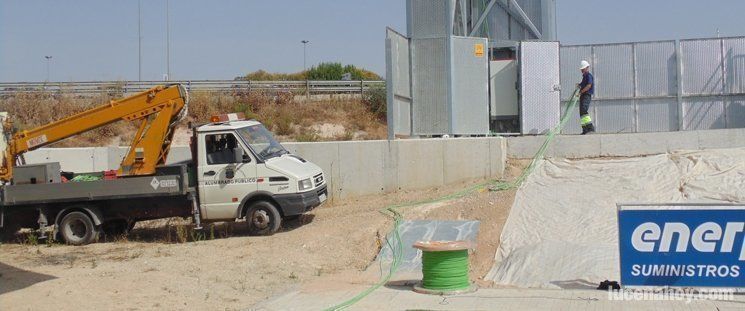  Comienzan los trabajos para reponer el cable robado en las torres del estadio municipal 