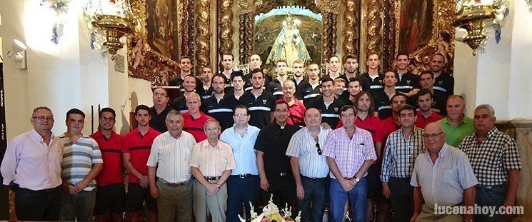  El Lucena C.F. lleva sus flores a los pies de la Virgen de Araceli 