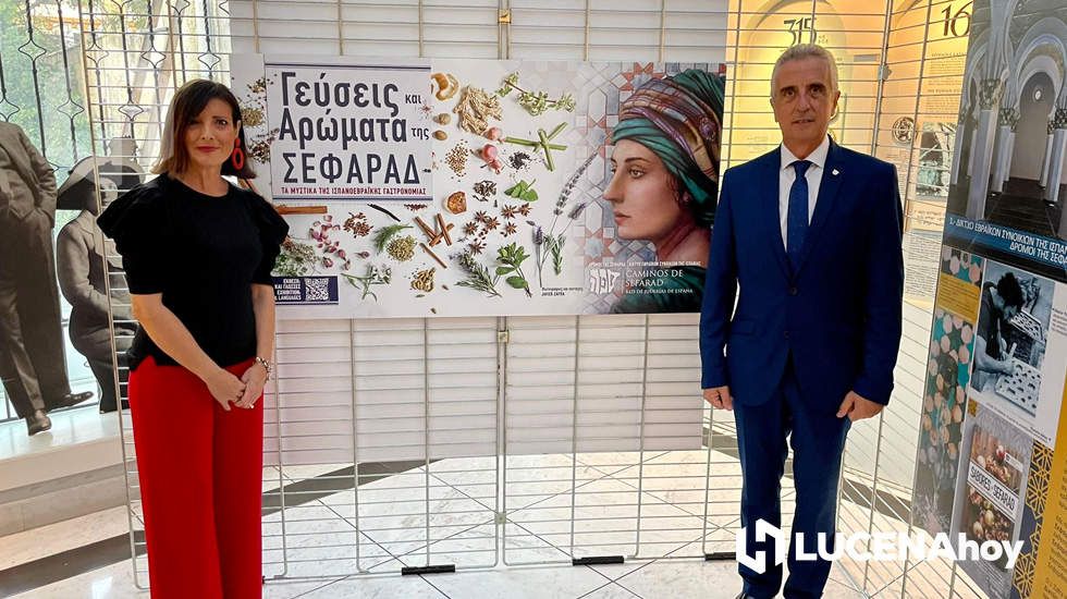  Juan Pérez y Marta Puig, gerente de la Red de Juderías de España ante el cartel de la exposición ‘Aromas y Sabores de Sefarad’ en Salónica 