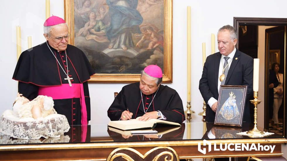  El Nuncio Apostólico en España firma en el libro de la cofradía ante el Obispo de Córdoba y el hermano Mayor. 