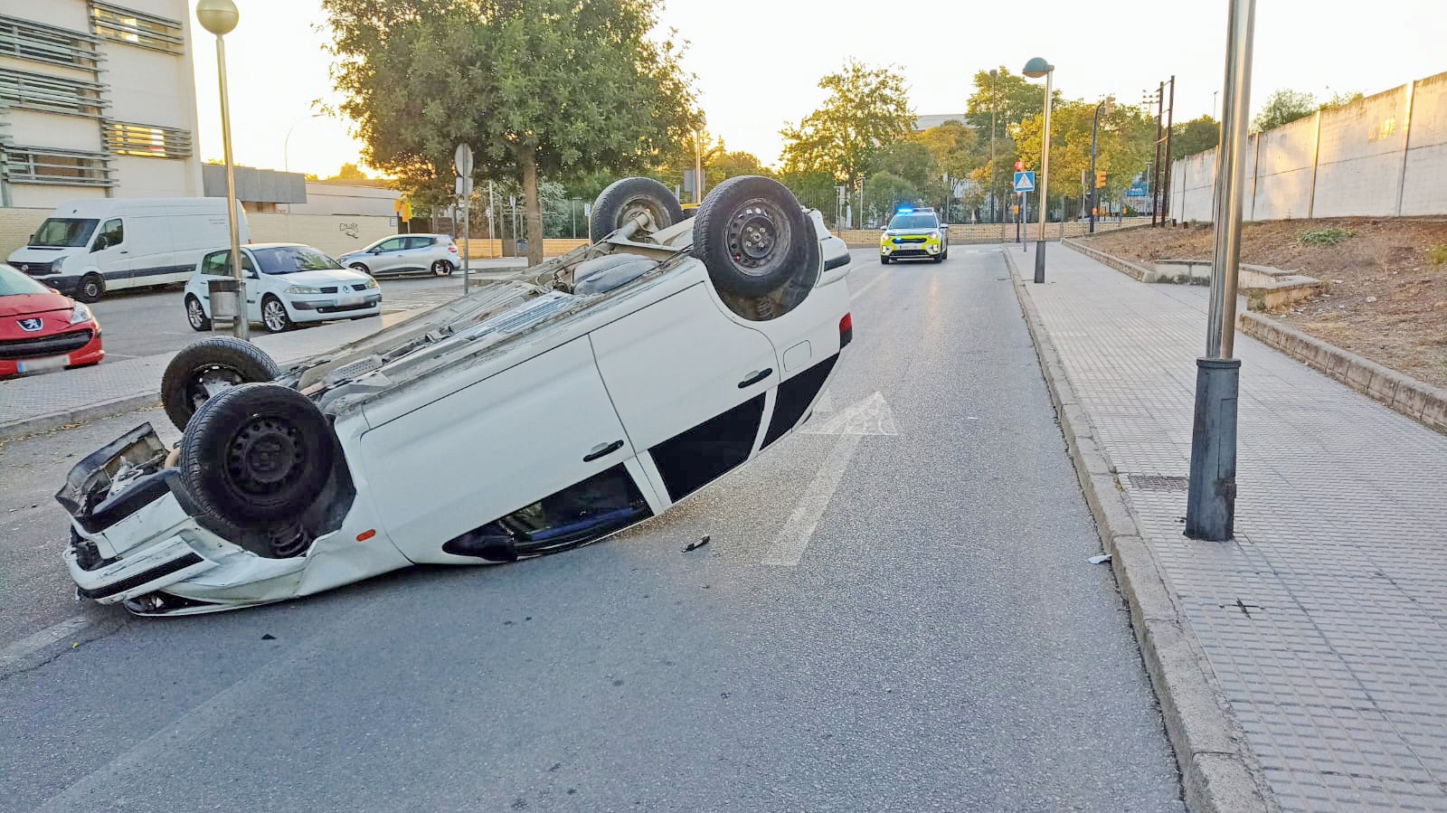 El vehículo volcado en la calle Montemayor esta mañana