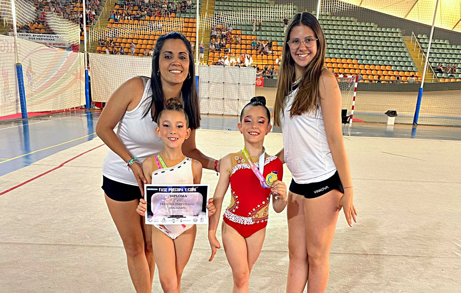 Las gimnastas Érika Hinojosa y Alejandra Conde en el Campeonato de Andalucía Occidental con sus entrenadoras