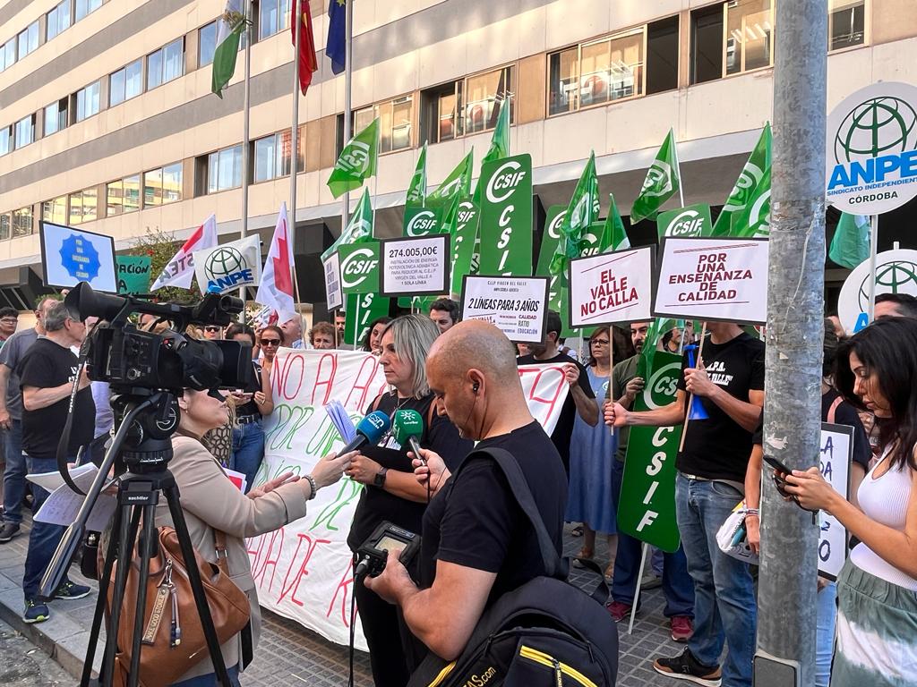 María José Muñoz, presidenta de la AMPA del CEIP El Valle atiende a los medios provinciales durante la manifestación de esta mañana en Córdoba