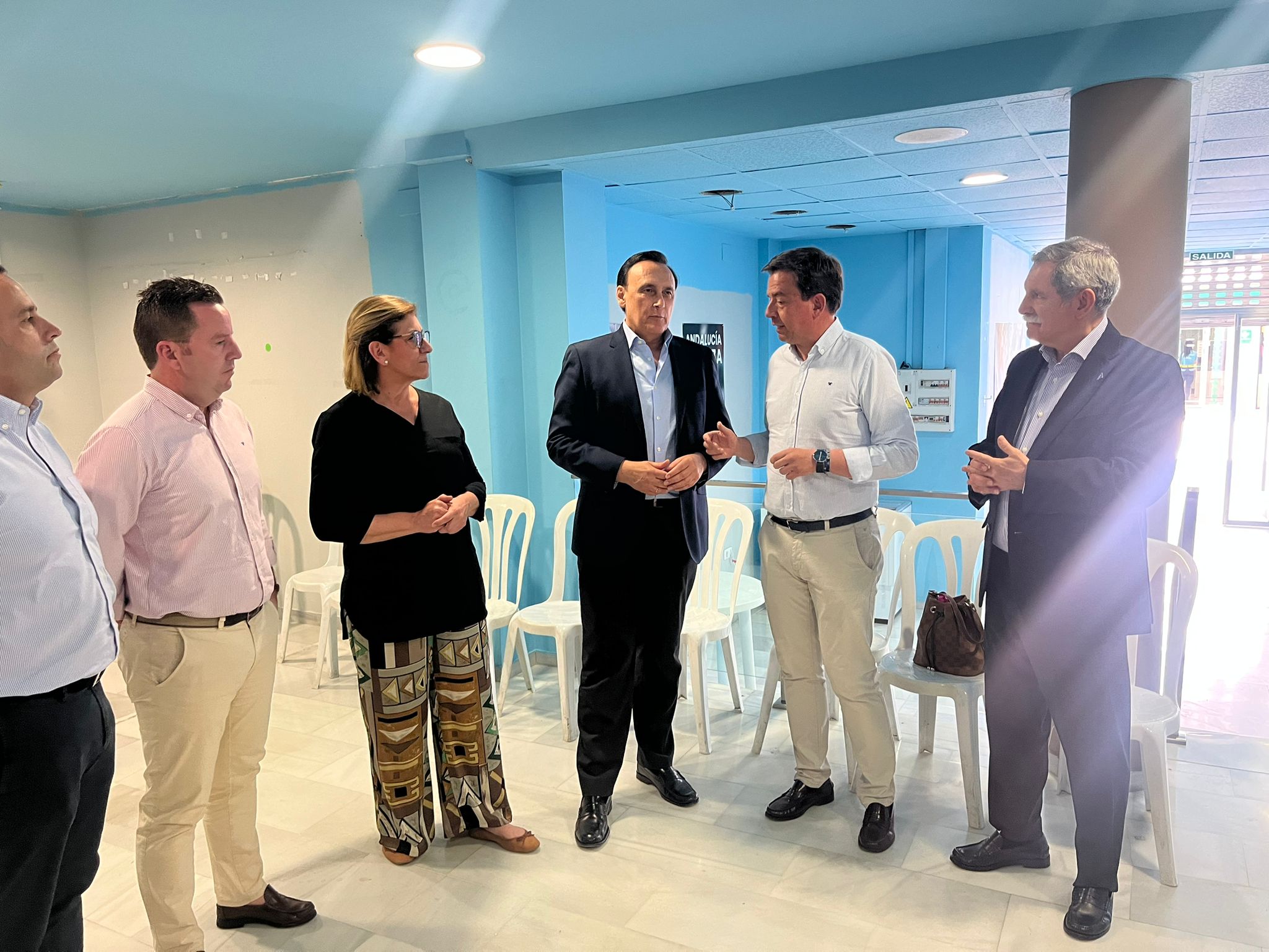 Un momento de la reunión con Gómez Villamandos y el delegado territorial de Educación en la sede del PP