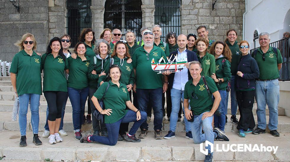  Miembros del club de remo La Espaílla de El Palo, en Málaga, a las puertas del Santuario con la maqueta de la jábega entregada a la cofradía 