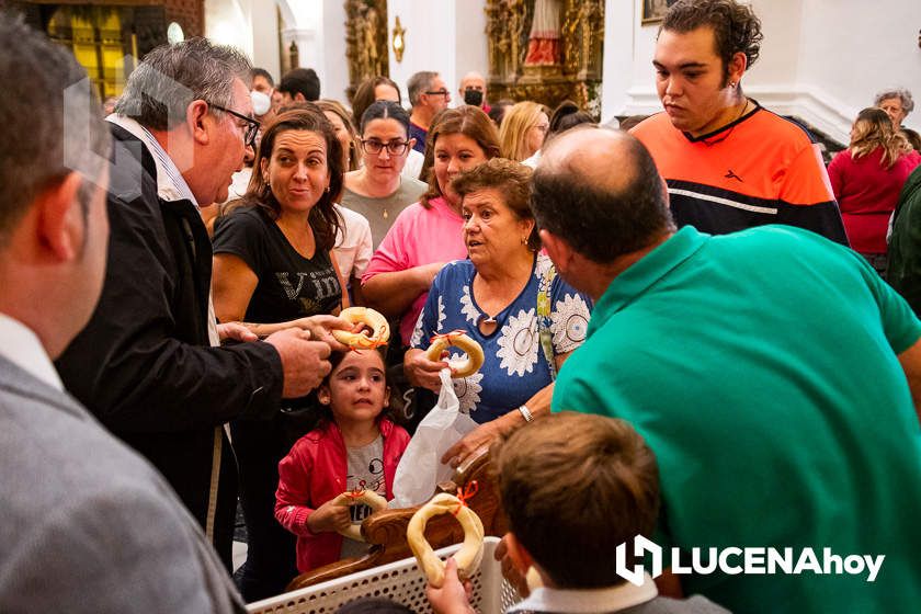 GALERÍA: La iglesia de San Juan Bautista acoge un año más la tradicional misa y reparto de las "rosquillas" de San Rafael