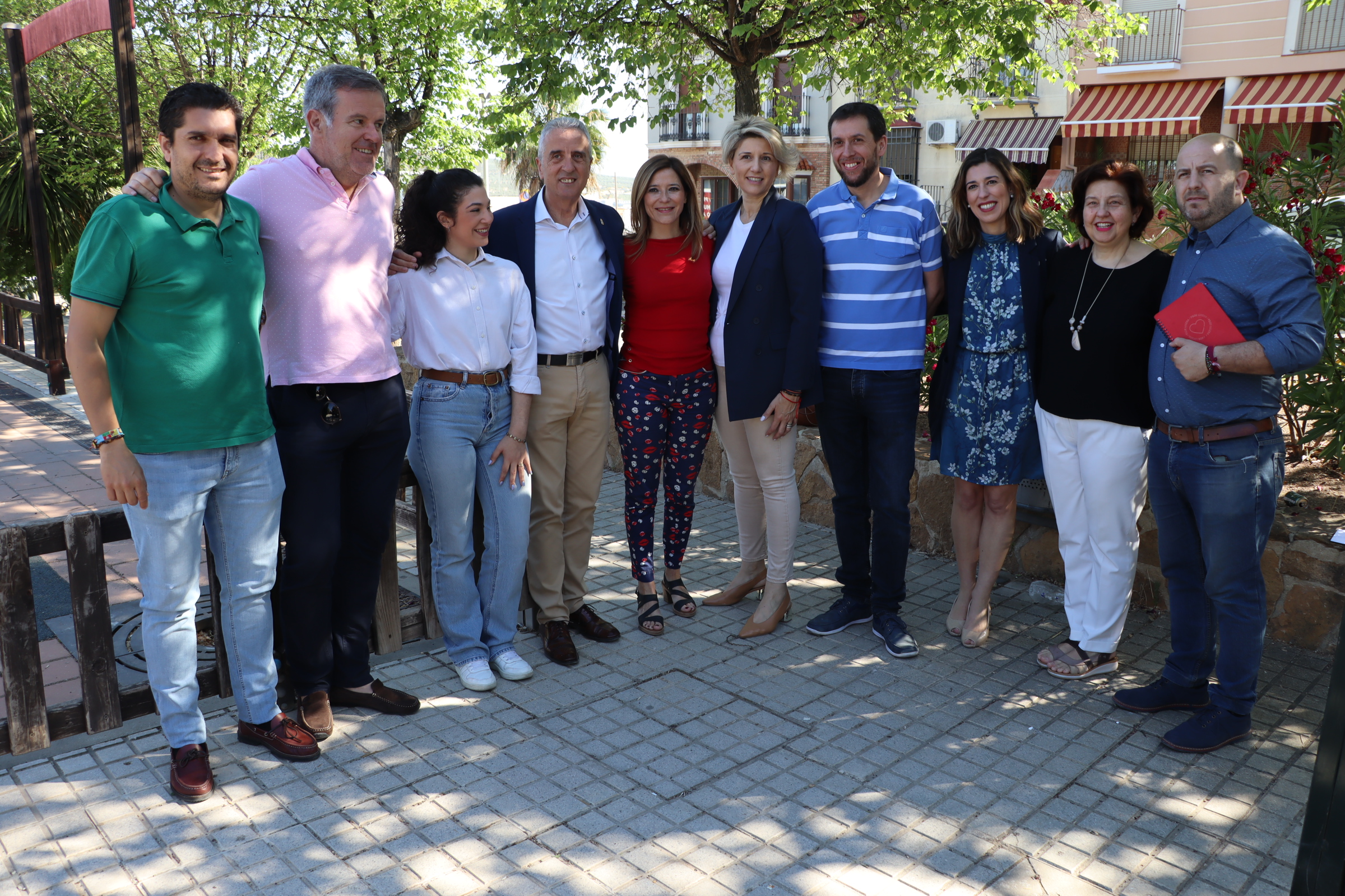 Miembros de la candidatura del PSOE esta mañana en la zona de recreo infantil de la calle Las Camelias