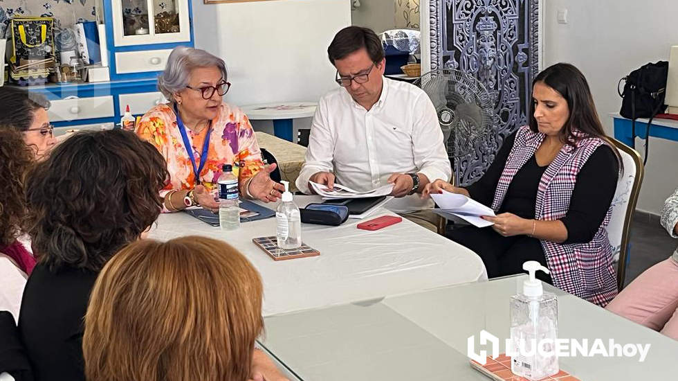  Un momento de la reunión mantenida por Beatriz Jurado y Aurelio Fernández con varios colectivos sanitarios de la ciudad en la sede de ALUFI 