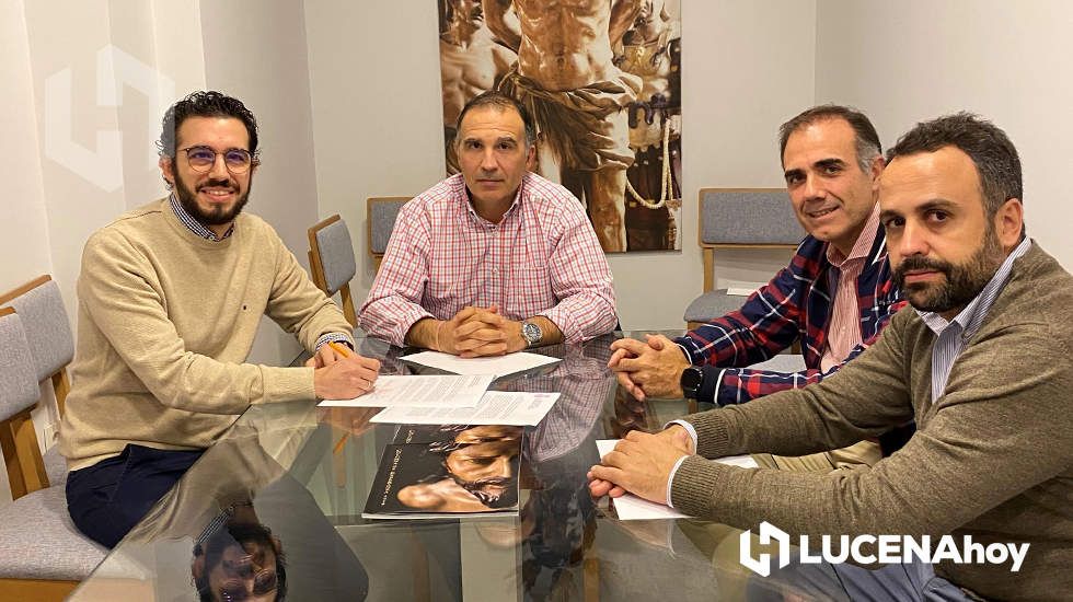  El compositor y profesor Antonio González junto al hermano mayor, vicehermano mayor y secretario de la cofradía de la Columna. 