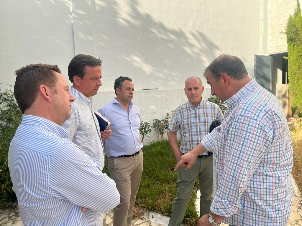 Aurelio Fernández y miembros de su equipo durante la reunión con alguno de los empresarios