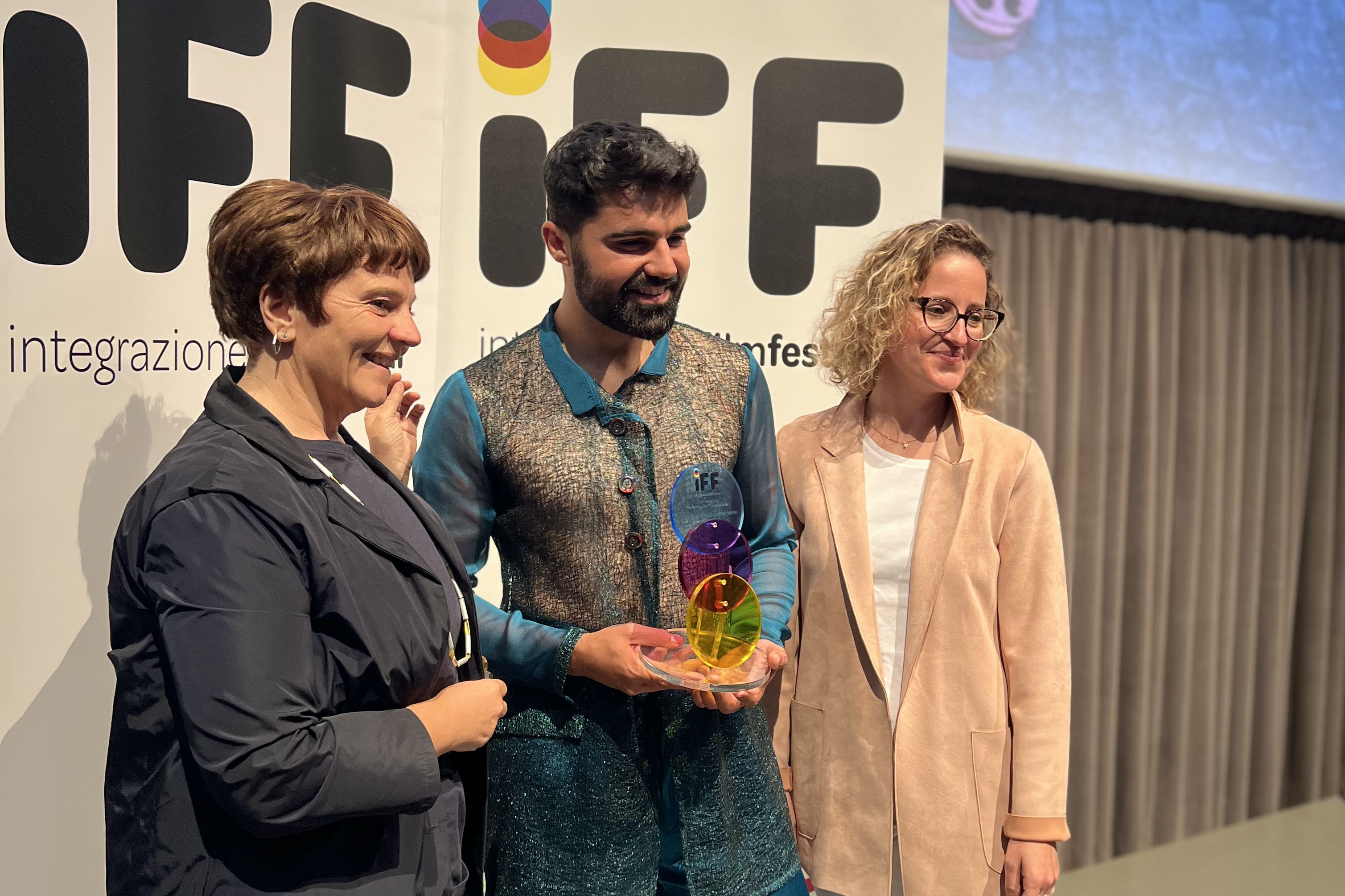 Miguel Ángel Olivares recibe su premio en el festival de cine IFF Integrazione de Italia
