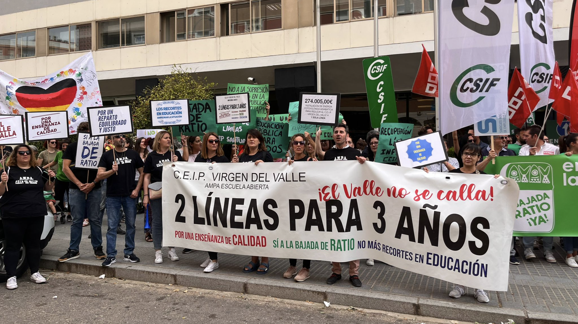 Un momento de la concentración celebrada ante la delegación territorial de la Junta de Andalucía esta mañana Un momento de la concentración celebrada ante la delegación territorial de la Junta de Andalucía esta mañana