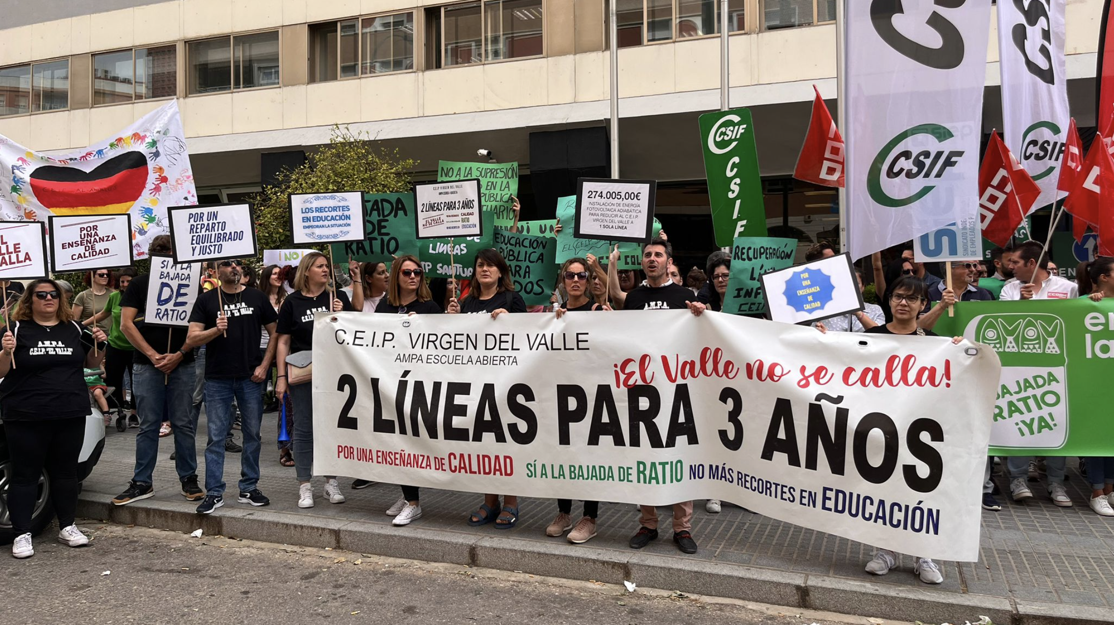 Un momento de la concentración celebrada ante la delegación territorial de la Junta de Andalucía esta mañana