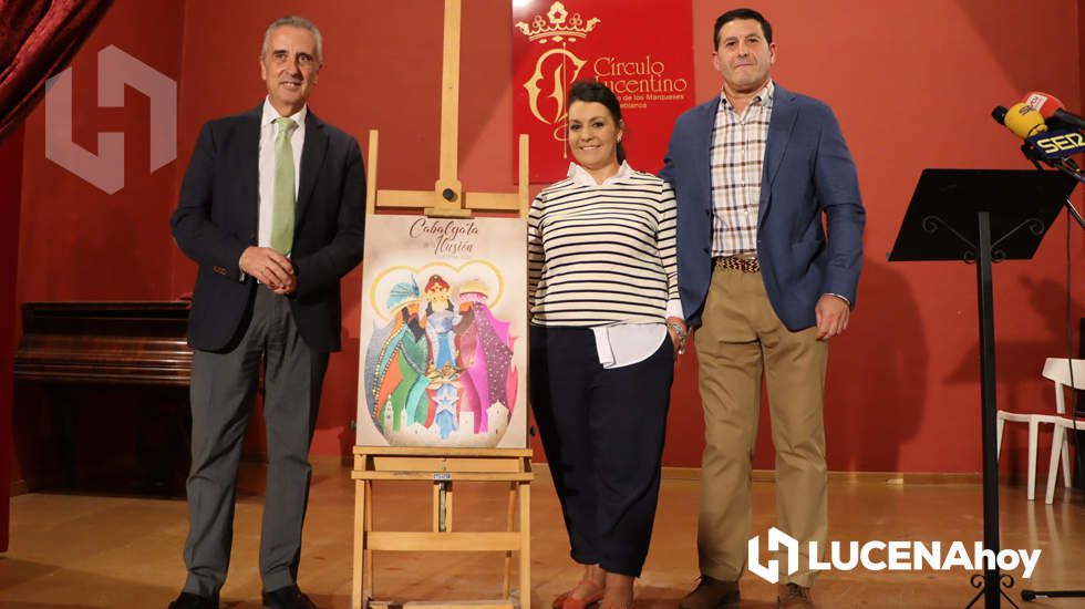  El alcalde de Lucena y el presidente de la Peña Amigos d elos Magos junto a la autora del cartel, Lucía Bujalance, y el trabajo ganador 