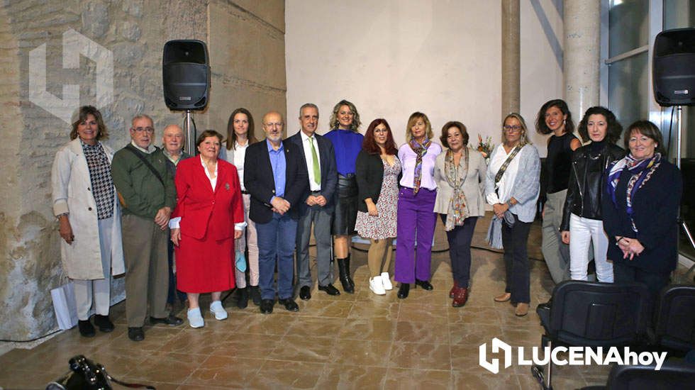  Foto de familias de las ganadoras, autoridades y componentes del jurado en esta edición de Mujerarte 
