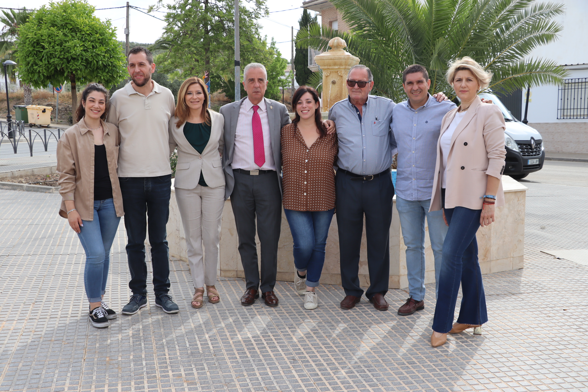 Juan Pérez y Rocío Montes junto a otros miembros de la candidatura socialista, esta mañana en la Plaza Mayor de Las Navas