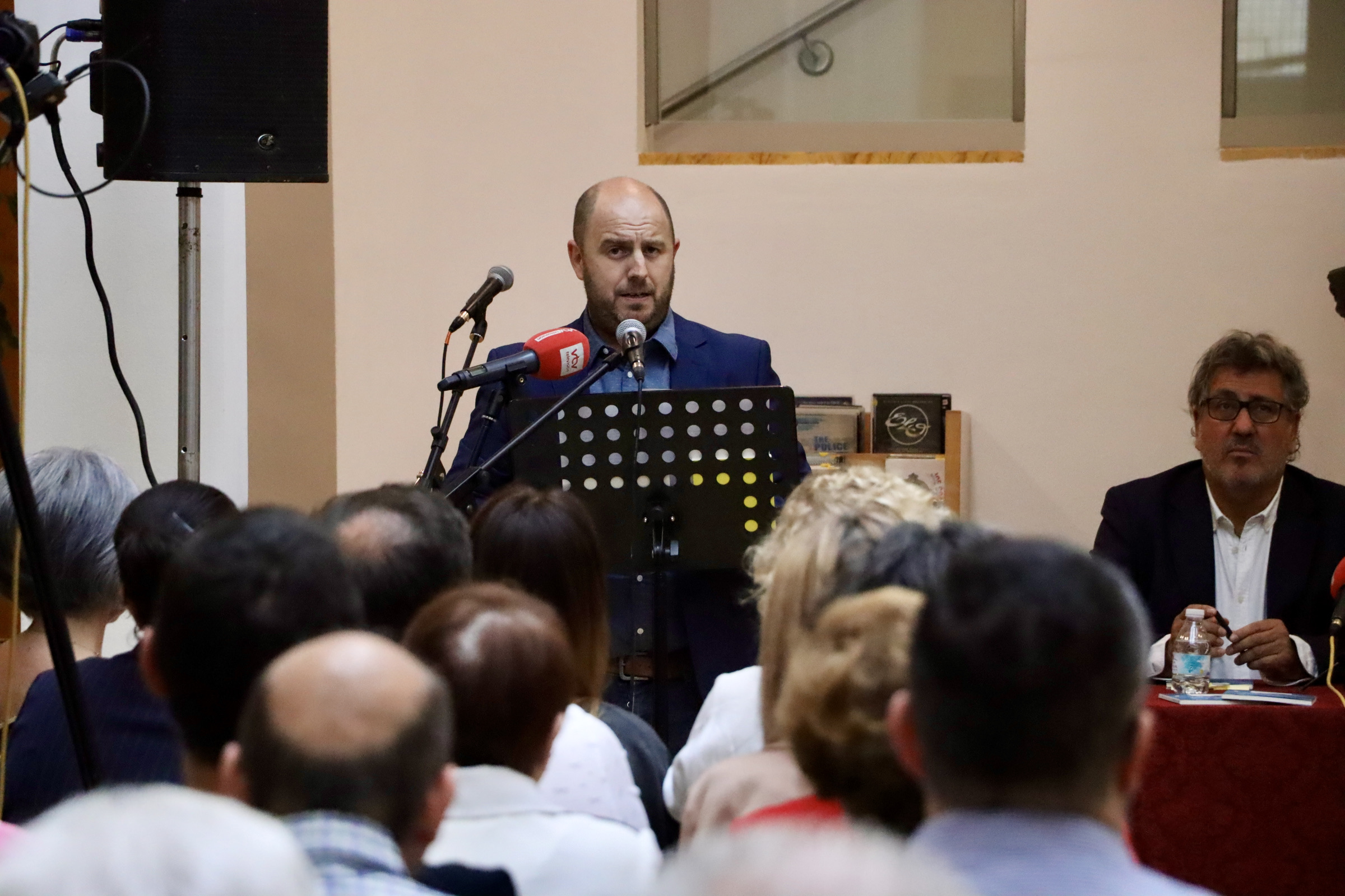 Presentación de "Cerezas", de Juan Vicente Piqueras Presentación de "Cerezas", de Juan Vicente Piqueras