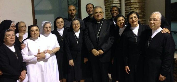  El Obispo bendice la casa en la que residirán las hermanas Salesianas 