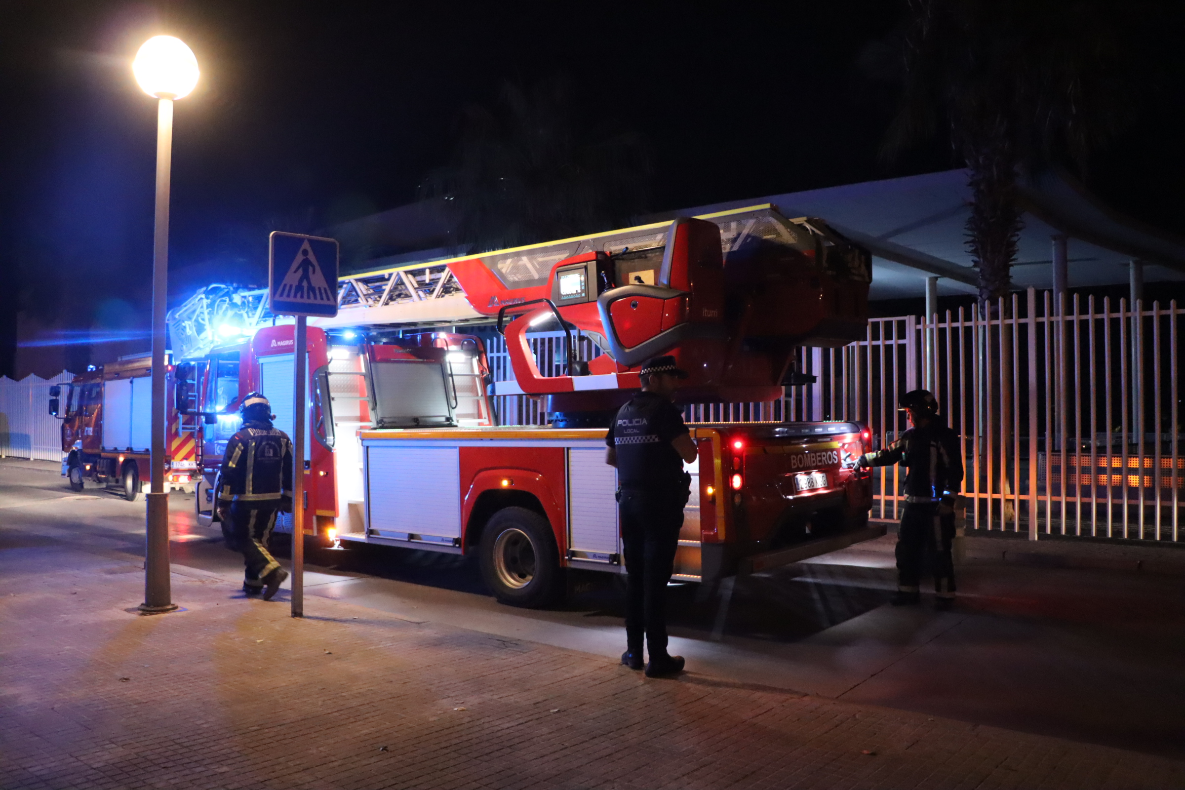 Una actuación reciente de los bomberos y Policía Local de Lucena. Archivo