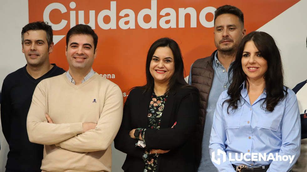 Jesús López junto a parte de los afiliados de su partido.jpg