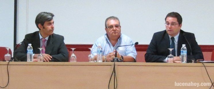 Ausbanc imparte una charla informativa sobre cláusulas suelo y preferentes Ausbanc imparte una charla informativa sobre cláusulas suelo y preferentes