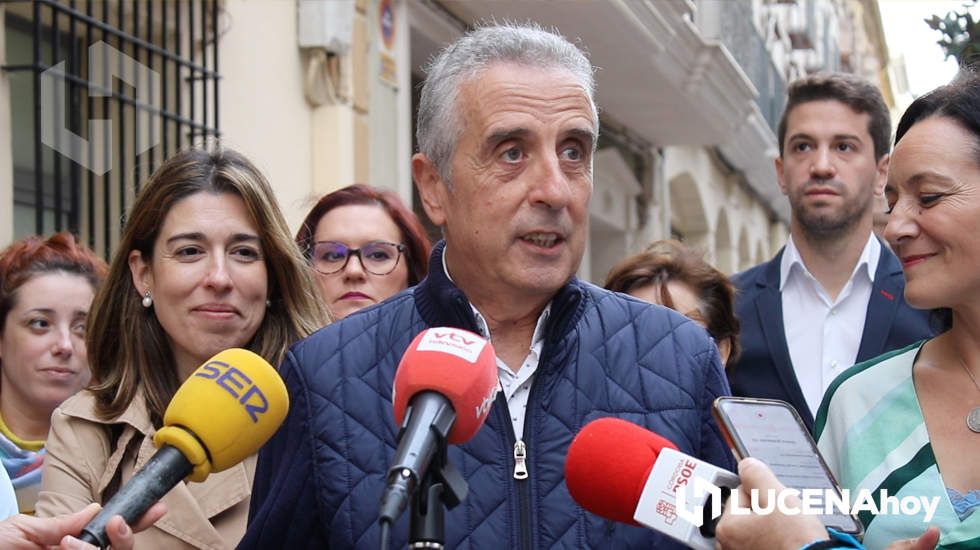  Juan Pérez atendiendo a los medios de comunicación este jueves 