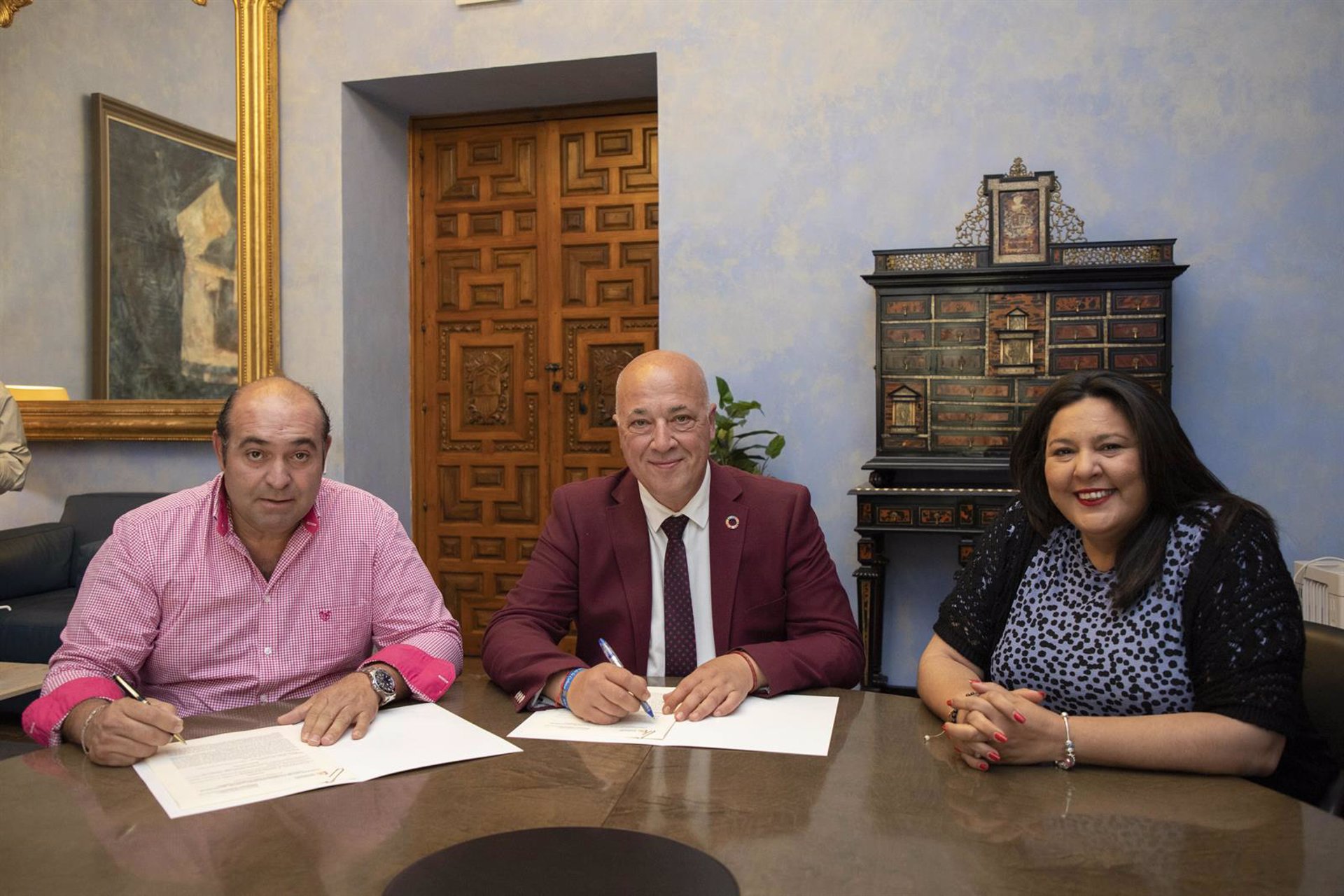 Un momento de la firma del convenio entre el presidente de la Peña Flamenca de Zambra, José Luis Hinojosa, y el presidente de la Diputación