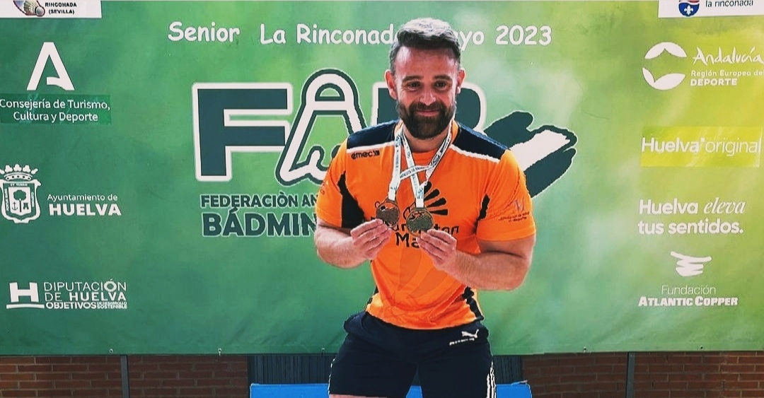 David Arjona en el podio del Campeonato de Andalucía de Bádminton Senior disputado el pasado fin de semana